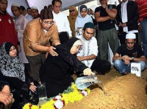 Ribuan hadir ke pengkebumian Almarhumah Dr Lo Lo Ghazali