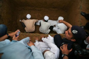 Gambar ini bagi saya nampak kubur Almarhum yang sangat luas. Inilah kuasa sedekah yang banyak. Subhanallah
