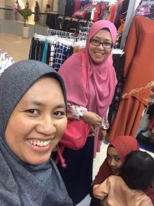 Kawan saya Puan Azean, peneman saya shopping di Kenanga Shopping