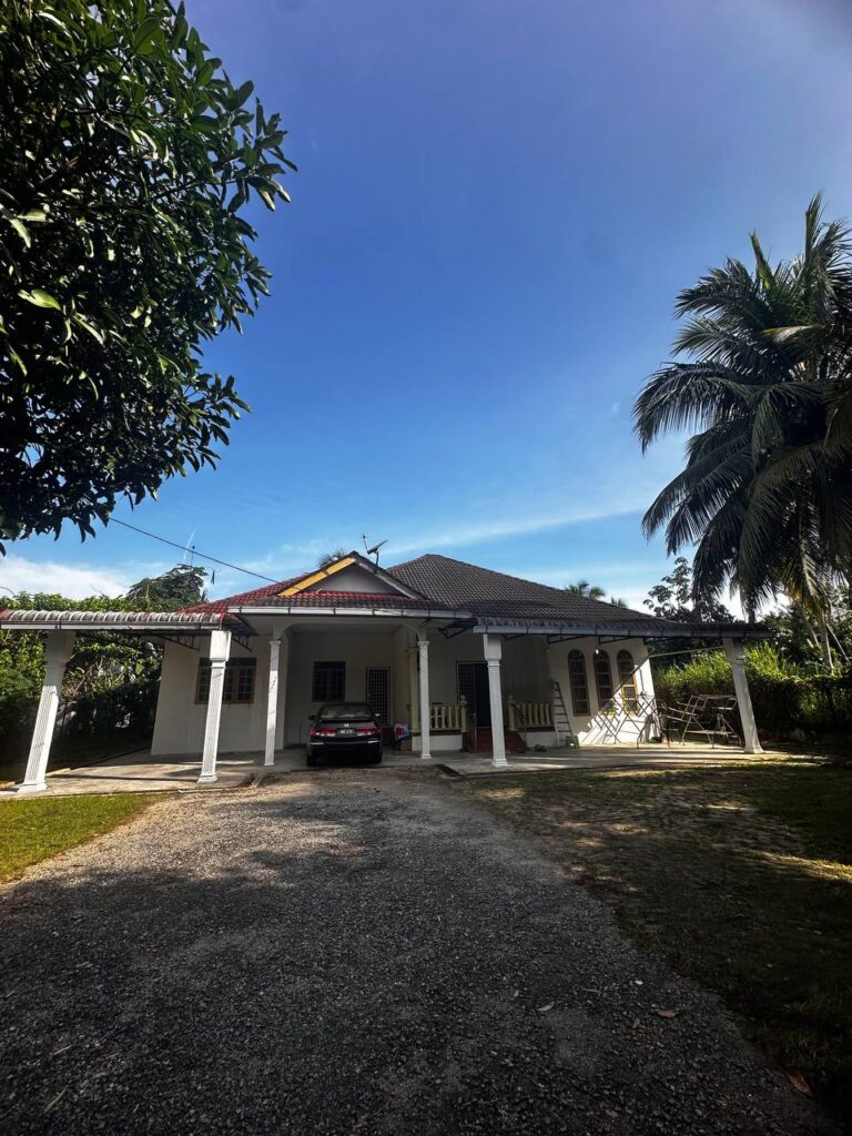 Banglo 1 tingkat dengan halaman luas menanti anda di DAR Homestay Pasir Puteh