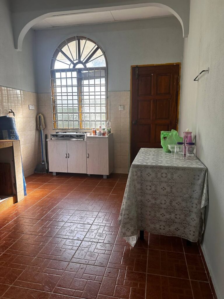 Ruang Dapur luas untuk penggunaan asas memasak di DAR Homestay Pasir Puteh