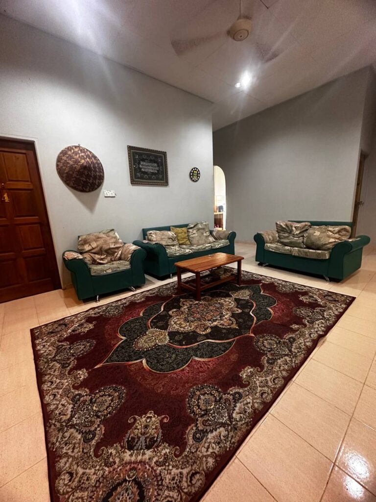 Ruang keluarga luas dan selesa hanya di DAR Homestay