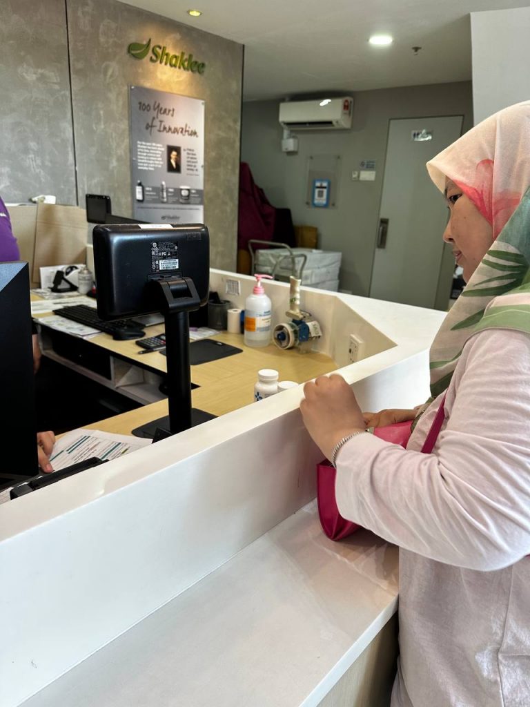 Sister saya pun membeli dan dapat free gift yang lumayan