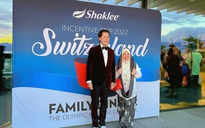 Ada dinner dengan CEO Shaklee Roger Barnett so pakai pakaian traditional. Masuk bangunan 2 layer, jaket tinggal kat tempat khas jaket.