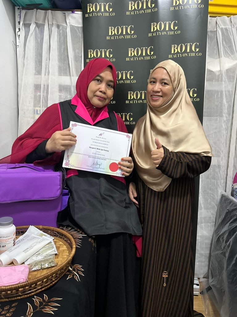 Saya pun mengajar buat mobile spa bisnes ni. Salah seorang anak buah saya http://seriliefloraspa.blogspot.com