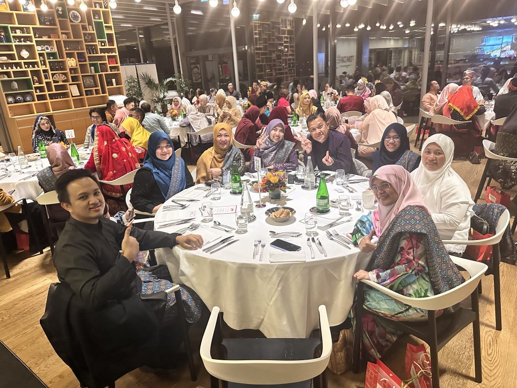 Bersama team kami diraikan Majlis Makan Malam di Switzerland